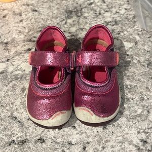 Toddler plae shoes size 7